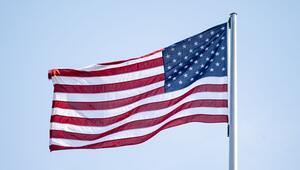 Die US-Flagge vor blauem Himmel