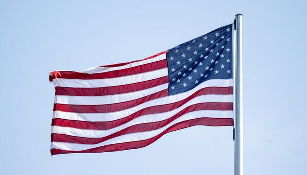 Die US-Flagge vor blauem Himmel