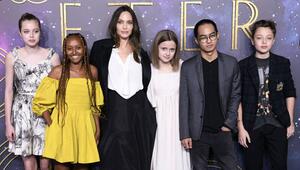 Angelina Jolie mit fünf ihrer sechs Kinder im Jahr 2021.