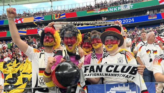Deutsche Fans freuen sich in Frankfurt auf das Spiel.