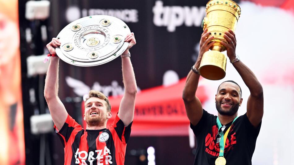 Leverkusens Lukas Hradecky (l) und Jonathan Tah.