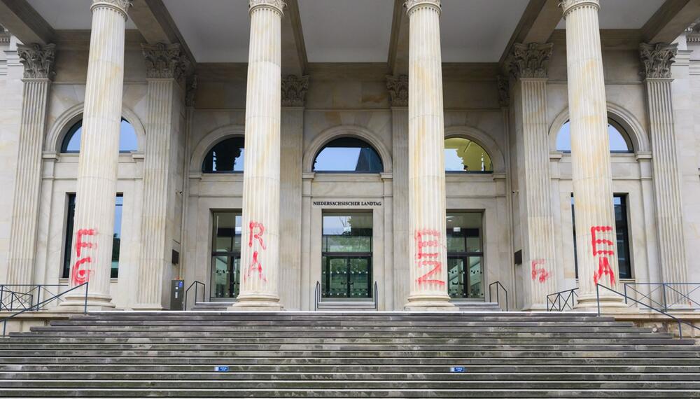 Niedersächsischer Landtag mit Parolen beschmiert