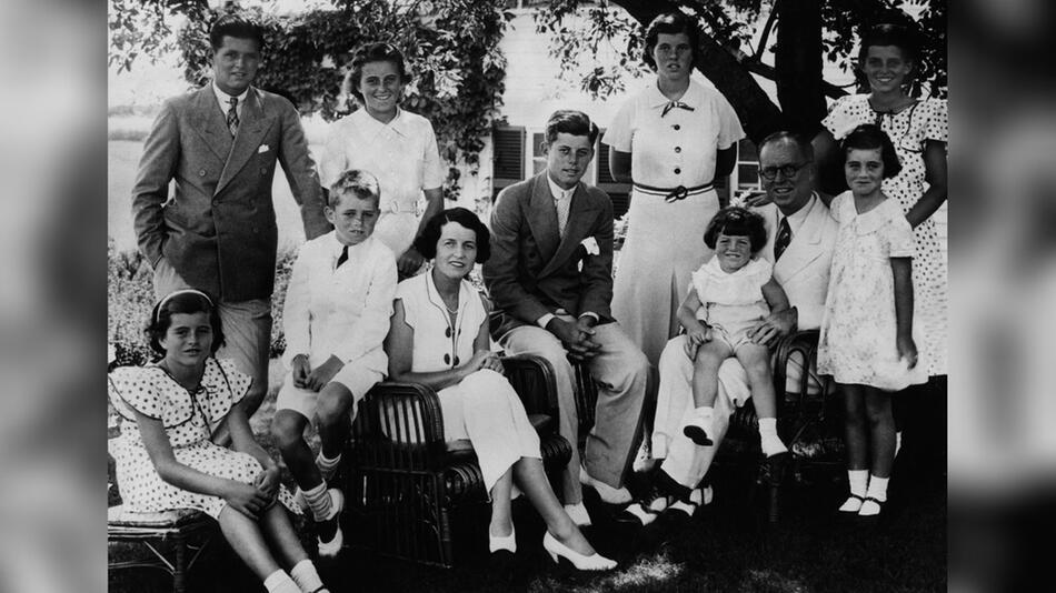 Rose Kennedy (Mitte) mit ihrem Mann Joseph und den gemeinsamen Kindern.