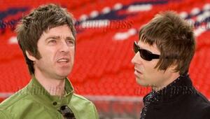 Noel (l.) und Liam Gallagher stehen nach 16 Jahren wieder zusammen auf der Bühne. Der Auftakt ...