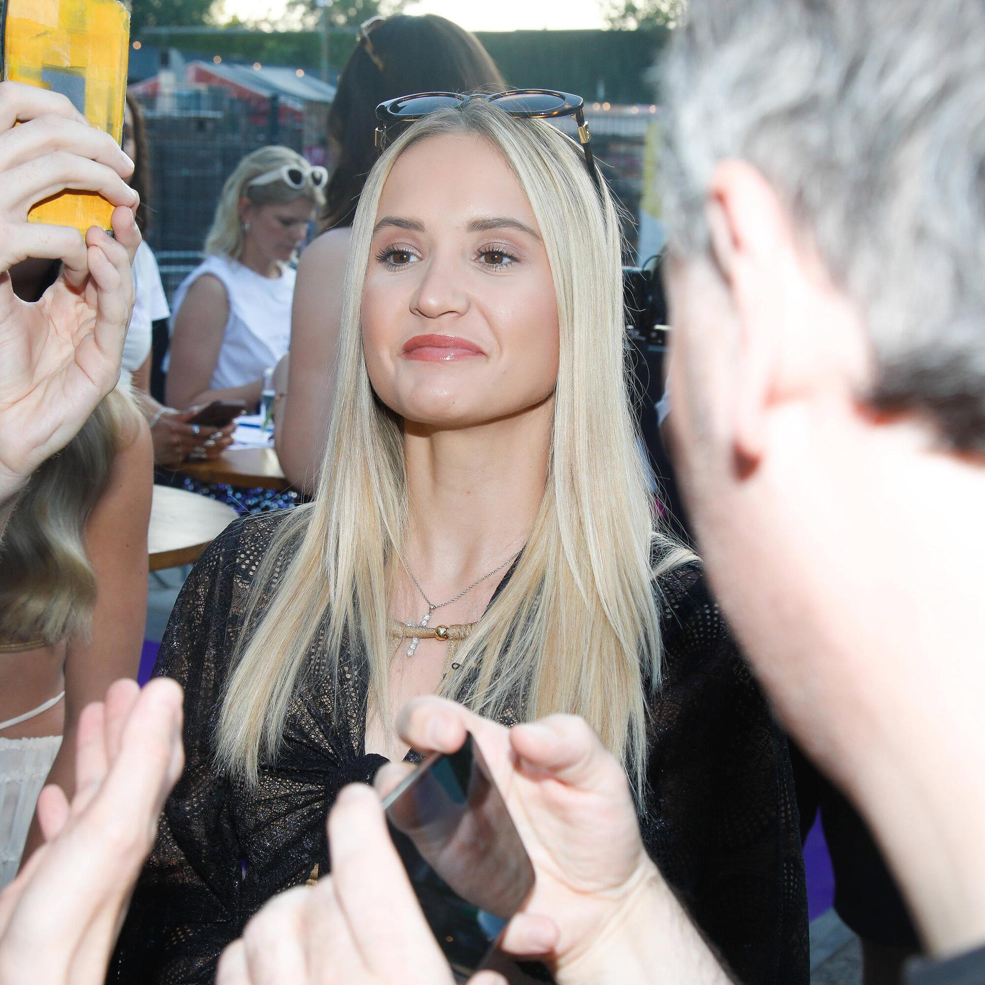 Davina Geiss schockiert Fans mit durchsichtigem Outfit | WEB.DE