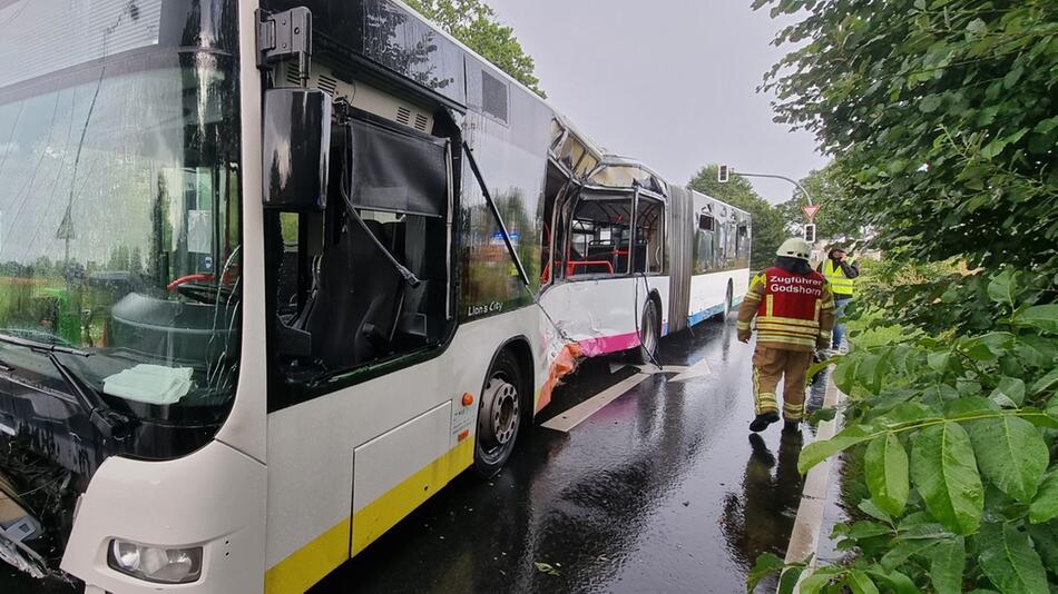 Lkw prallt in Linienbus