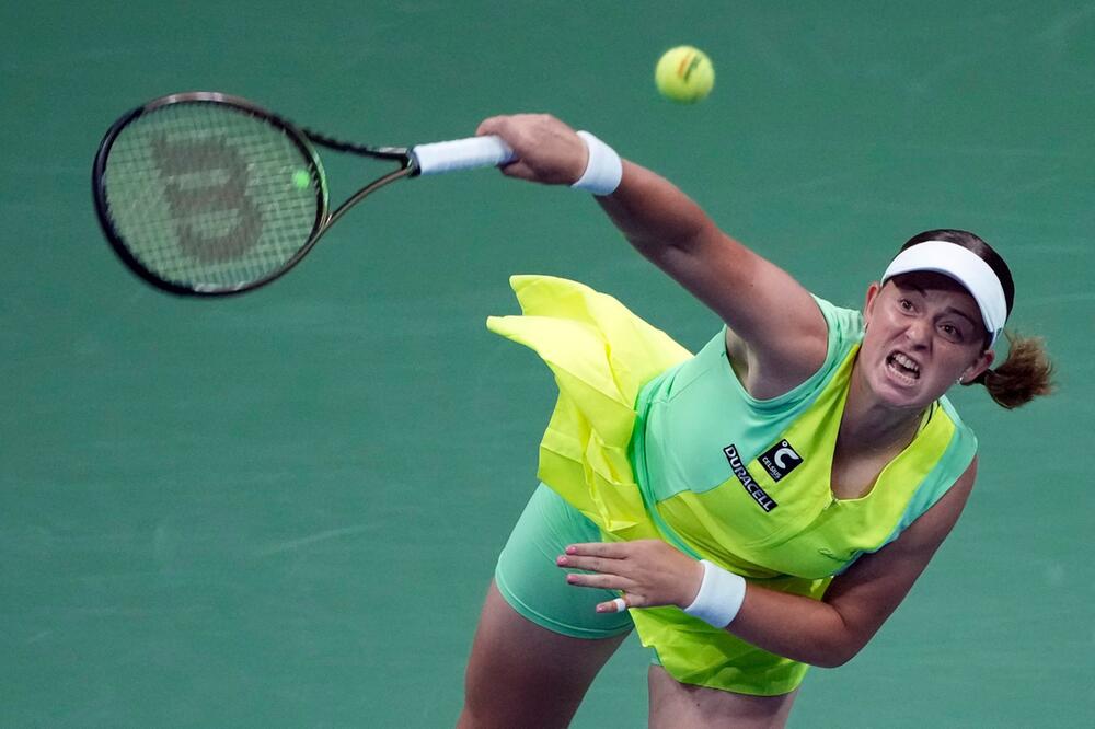 Jelena Ostapenko serviert bei den US Open im Duell mit Iga Swiatek