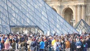 Louvre, davor sehr viele Touristen. 