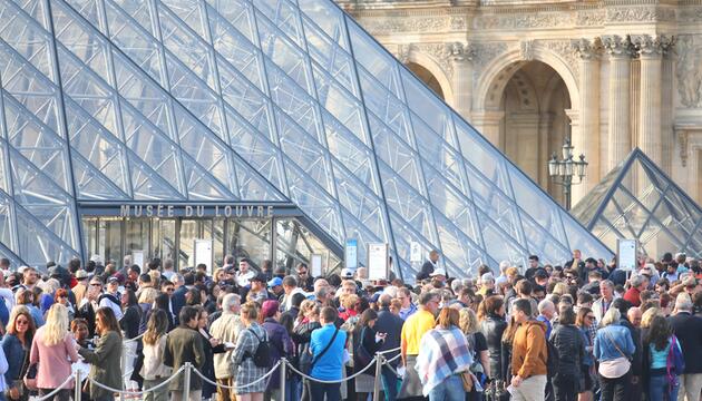 Louvre, davor sehr viele Touristen. 