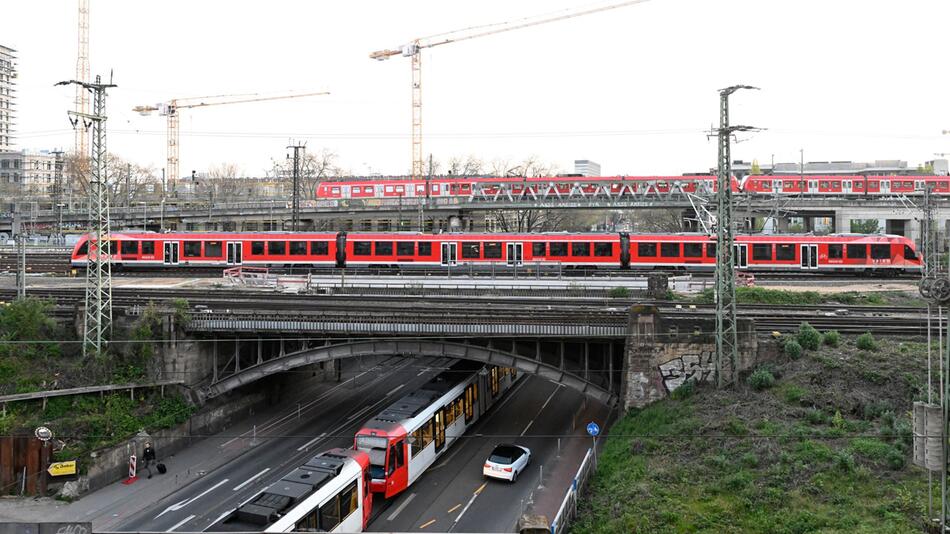 Züge überqueren eine Eisenbahnbrücke