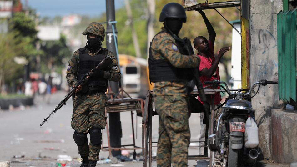 Polizeikräfte patrouillieren in Port-au-Prince