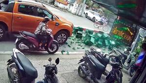 Bier pflastert die Straße: Lkw-Fahrer vergisst Verriegelung und hat den Salat