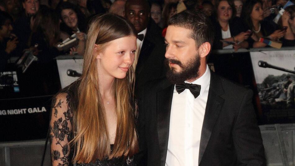 米娅·高斯 (Mia Goth) 和希亚·拉博夫 (Shia LaBeouf) 于 2012 年拍摄，希亚·拉博夫于 2025 年去世。
