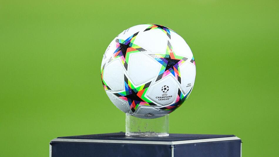 Der Spielball vor dem Champions-League-Spiel des FC Barcelona gegen den FC Bayern München
