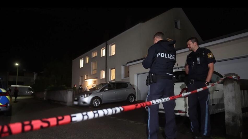 Polizei vor dem Wohnhaus des Täters