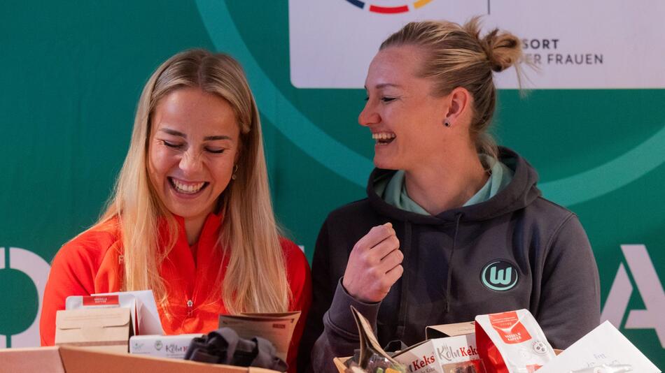 Giulia Gwinn (l) und Alexandra Popp