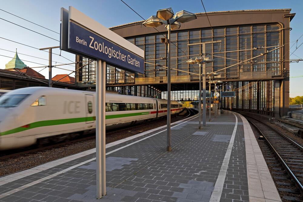 Zurücktreten, bitte! Ein Intercity-Express (ICE) der Bahn durchfährt den Bahnhof Zoologischer ...