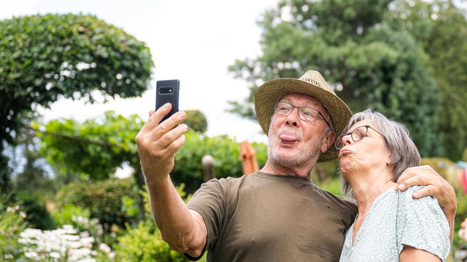 Ein Paar macht ein Selfie