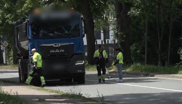 Bei Hannover: Tödlicher Unfall - Kleinkind von Lastwagen erfasst