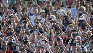 Fußballfans mit Smartphones
