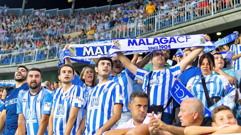 Fans des FC Málaga jubeln beim Spiel gegen UD Las Palmas im August 2022.