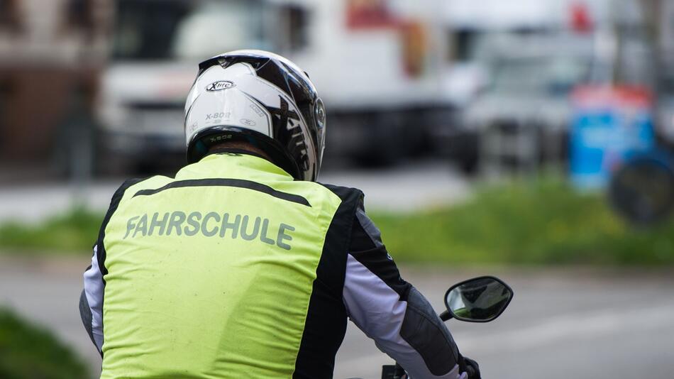 Fahrschüler auf Motorrad