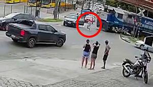 Zug nähert sich: Fahrerin steckt auf Bahnübergang fest – und reagiert gerade noch rechtzeitig