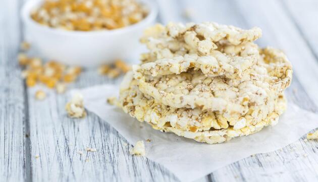Holztisch mit Maiswaffeln Nahaufnahme
