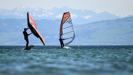 https://i0.web.de/image/318/42518318,pd=1,f=responsive169-w450/surfer-bodensee-alpen.jpg