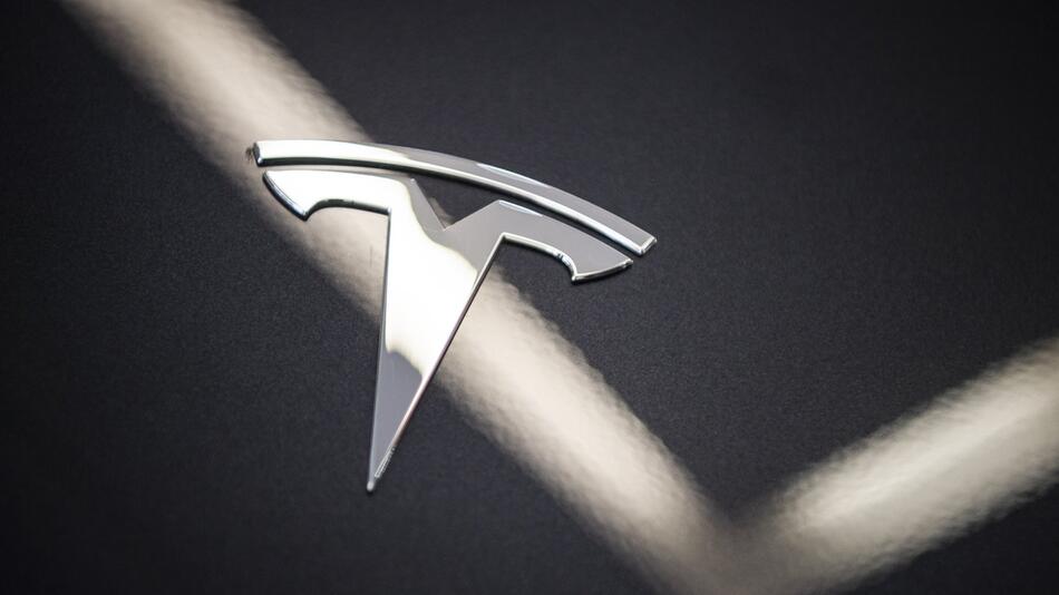 Tesla erneut mit hohem Verlust - Aktie stürzt nachbörslich ab