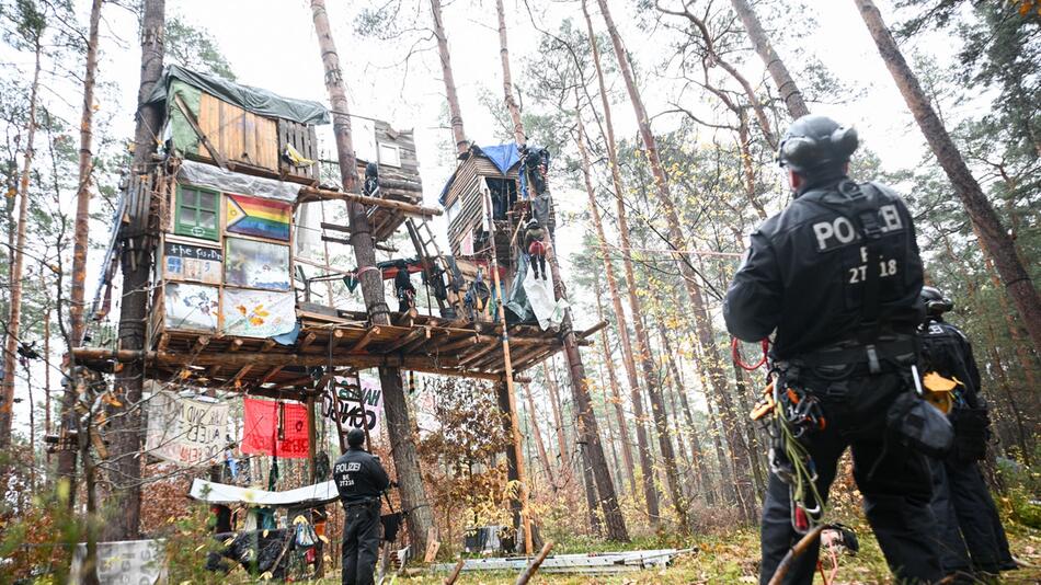 Polizei-Einsatz im Tesla-Protestcamp in Grünheide