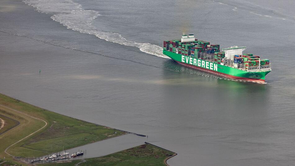 Frachtschiff auf der Elbe