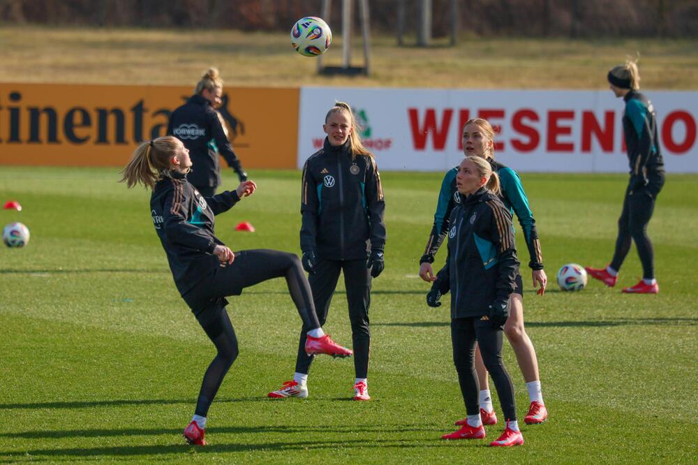 Marie Müller, Vivien Endemann, Sjoeke Nüsken und Elisa Senß.