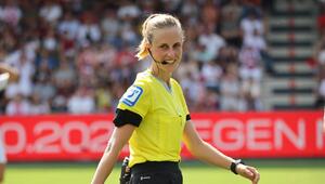 Bundesliga-Schiedsrichterin Davina Lutz leitet das Spiel 1. FC Köln gegen RB Leipzig