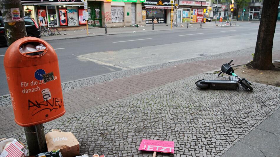 Überfüllter Mülleimer nach einer Demonstration in Berlin