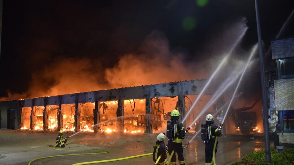 Großbrand in Fahrzeughalle