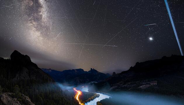 Meteore und Satellitenspuren über Argentinien
