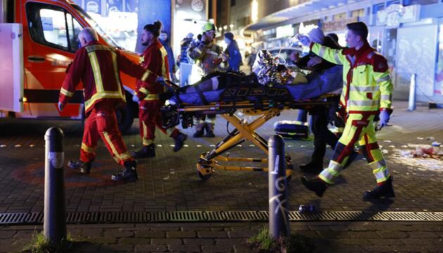 Verletzter in Berlin wird von Rettungskräften versorgt