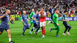 Gabriel verschießt – und kann es nicht fassen.