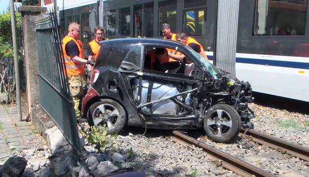 Heidelberg: Straßenbahn erfasst Auto auf Bahnübergang - Frau verletzt