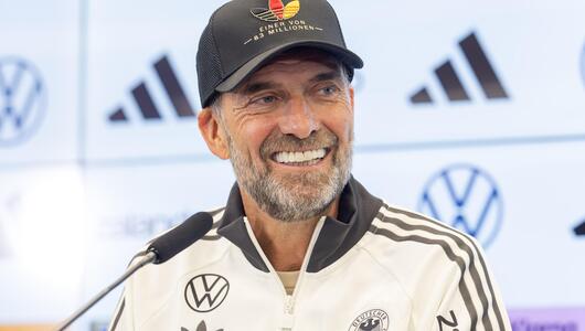 Bundestrainer Jürgen Klopp spricht zu den Journalistinnen und Journalisten. 