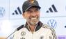 Bundestrainer Jürgen Klopp spricht zu den Journalistinnen und Journalisten. 