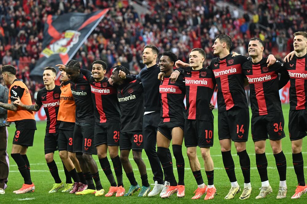 Bayer Leverkusens Mannschaft feiert den Heimsieg über die TSG 1899 Hoffenheim am 27. Spieltag