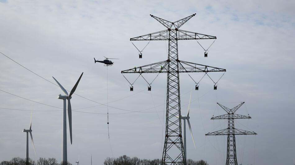 Vorseileinflug der Ostküstenleitung mit dem Hubschrauber