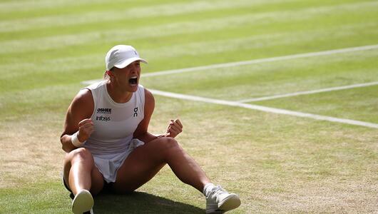 Iga Swiatek bejubelt ihren Wimbledon-Sieg.