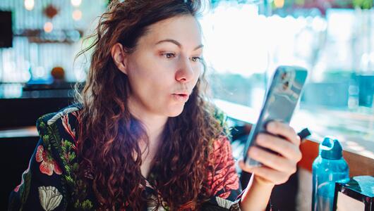 Frau am Smartphone