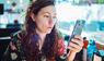 Frau am Smartphone