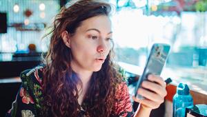 Frau am Smartphone