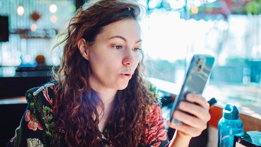 Frau am Smartphone