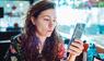 Frau am Smartphone